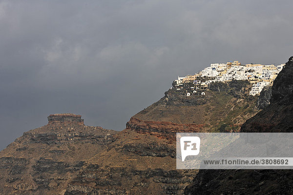 Blick auf den am Kraterrand gelegenen Ort Imerovigli  Firostefani  Santorin  Griechenland