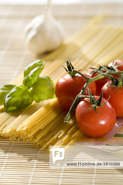 Spaghetti  Basilikum  Tomaten  Knoblauch