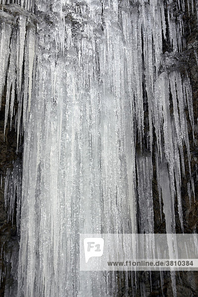 Wasserfall zu Eis gefroren |