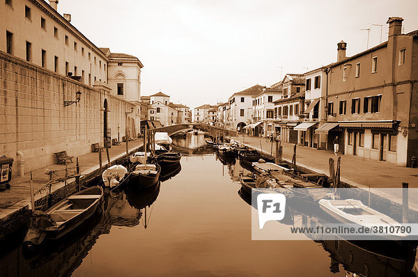 Gebäude und Boote am Fluß Vena in Chioggia  Venezien  Italien