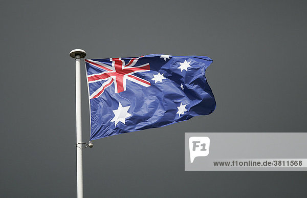 Die australische Fahne vor dunklem Himmel