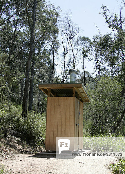 WC Haeuschen aus Holz  Mitchell River National Park  East Gippsland  Victoria  Australia