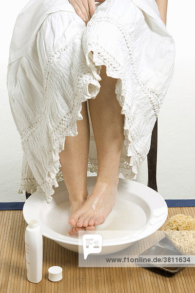 Junge Frau badet ihre Füße