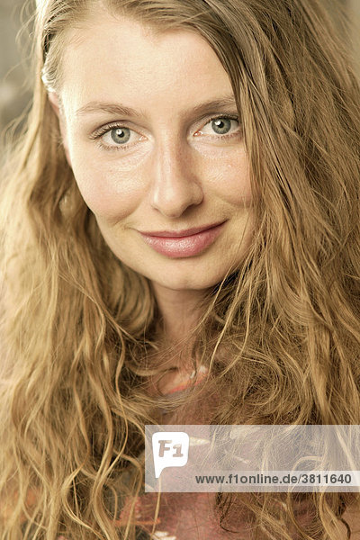 Portrait junge Frau mit langen rötlichen Haaren