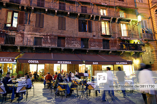 Restaurant bei Nacht in Siena  Toskana  Italien