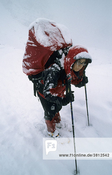 Schneeschuhgeherin im dichten Schneetreiben Dolomiten Italien
