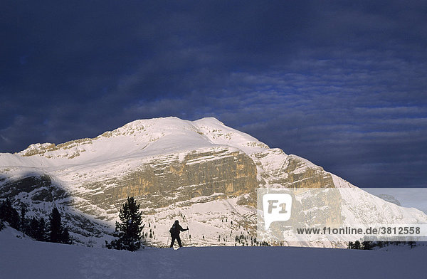 Silhouette einer Schneeschuhgeherin vor dem Col Bechei in der Fanes-Gruppe Südtirol Dolomiten Italien