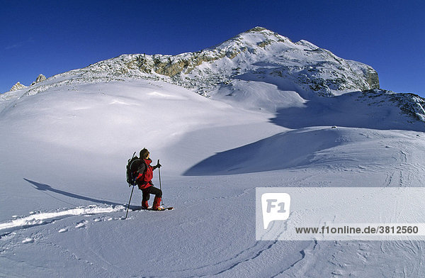 Schneeschuhgeherin vor dem Col Bechei in der Fanes-Gruppe Südtirol Dolomiten Italien