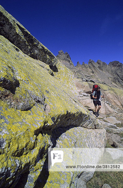 Bergsteigerin auf dem Wanderweg GR20 in Korsika Frankreich