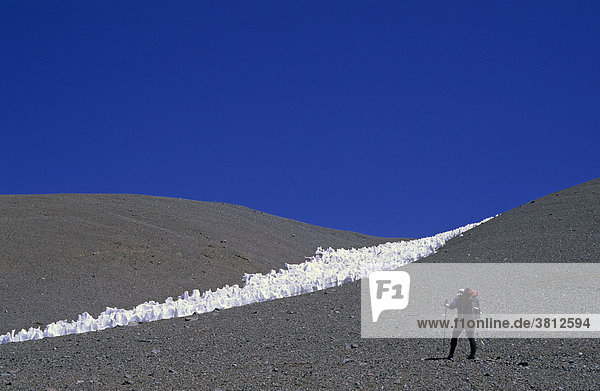 Bergsteigerin und Büßereis im Aufstieg zum Cerro Bonete Mendoza Argentinien
