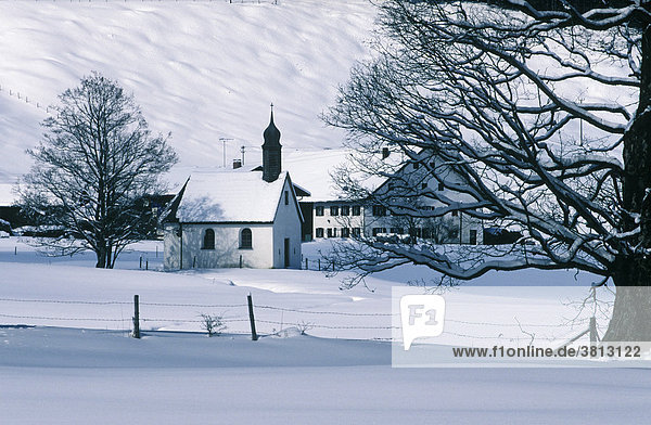 Winterlicher Bauernhof mit Kapelle in Peustelsau bei Wildsteig im Pfaffenwinkel   Oberbayern   Deutschland