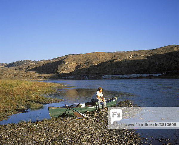 Mann sitzt auf Kanu am Upper Missouri River (mile 56)  Montana  USA