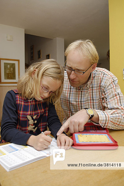 Vater und Tochter bei den Hausaufgaben