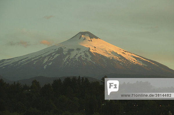 Verschneiter Gipfel des Osorno Vulkanes Chile