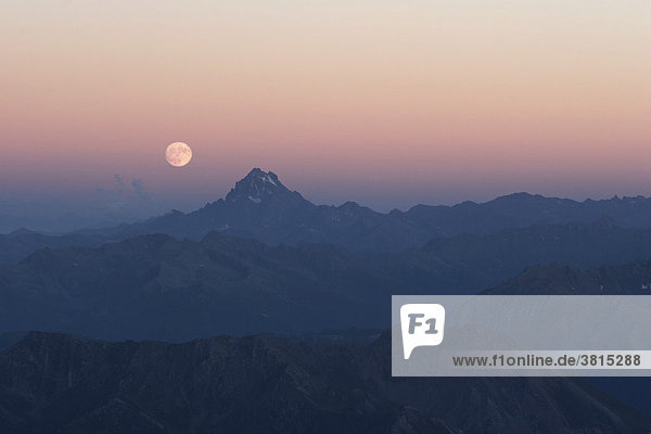 Mond über Monte Viso  Piemont  Italien
