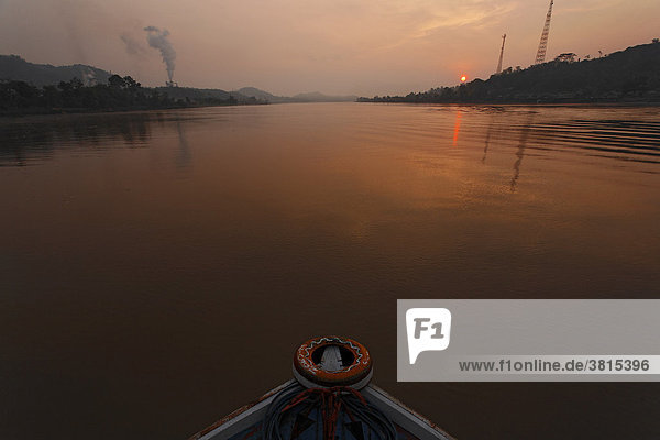 Sonnenaufgang über Fluss Sungai Mahakam  Ost-Kalimantan  Borneo  Indonesien