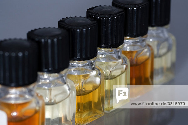 Kleine Fläschchen mit ätherischen Ölen zur Parfümherstellung