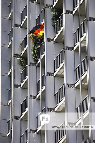 Hausfassade mit Deutschland-Flagge