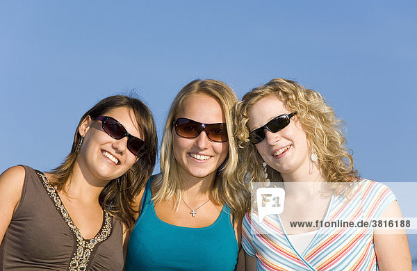 Drei Freundinnen mit Sonnenbrillen