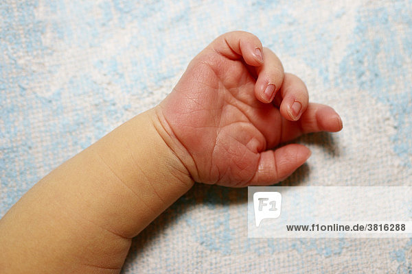 Hand eines neugeborenen