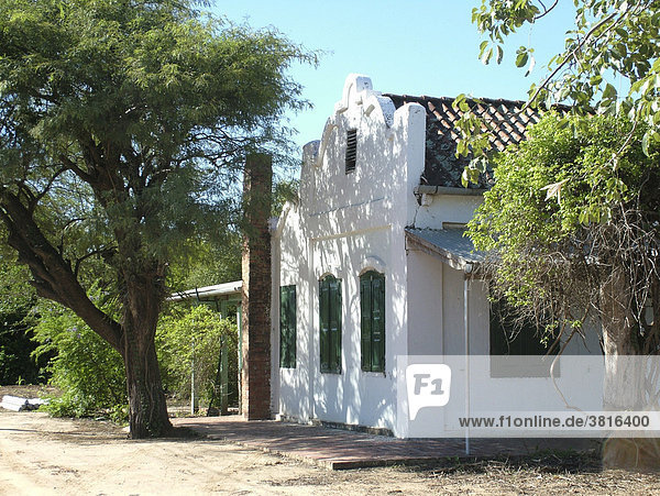 Altes Haus aus der Gründerzeit mit russischem Baustil in der Mennonitenkolonie Filadelfia  Fernheim  Gran Chaco  Paraguay