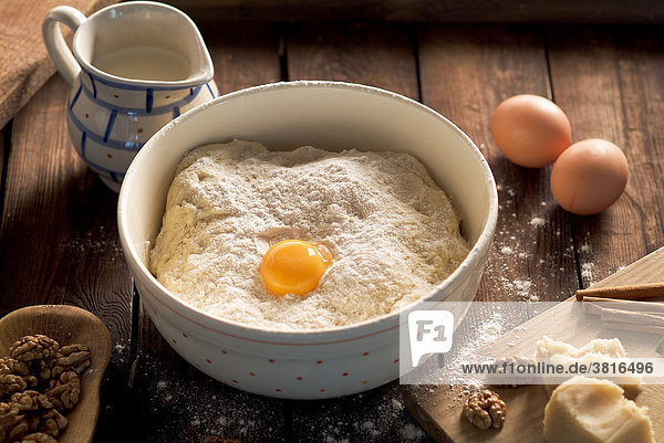 Kuchenbacken  Mehl und Eier