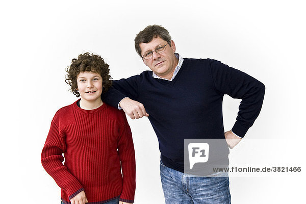 Vater und Sohn posieren