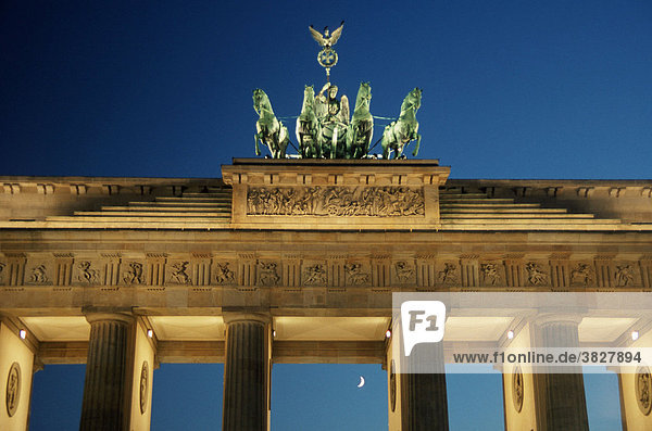 Quadriga  Siegesgoettin Victoria  von Schadow  auf dem Brandenburger Tor  Berlin  Deutschland