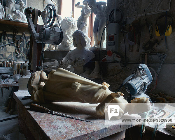 Alabaster Werkstatt  Figuren aus Alabaster  Volterra  Toskana  Italien
