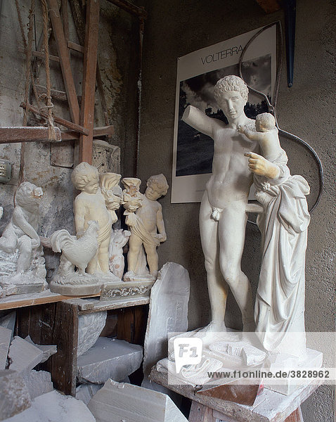 Alabaster Werkstatt  Figuren aus Alabaster  Volterra  Toskana  Italien