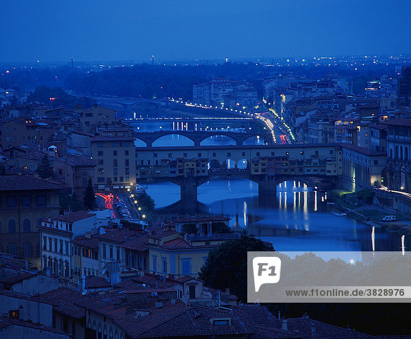 Blick auf Florenz mit Bruecke Ponte Vecchio bei Nacht  Piazzale Michelangelo  Florenz  Toskana  Italien