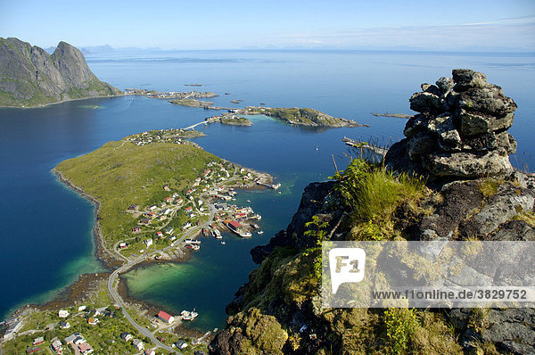Blick auf Reine vom Hammarskattet Moskenesöya Lofoten Norwegen