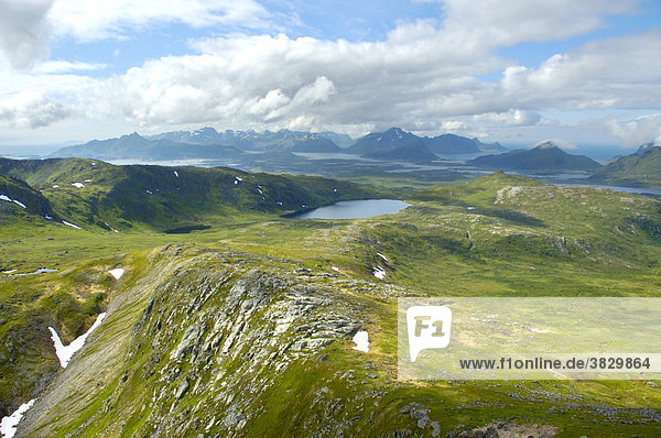 Weiter Blick über Landschaft im Fjell Vestvagöya Lofoten Norwegen