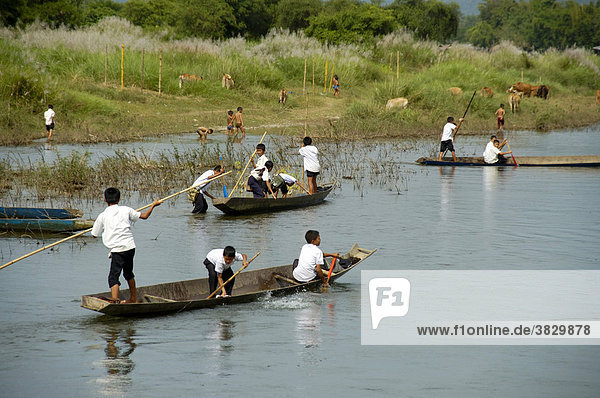 Viele Jungen fahren mit Booten auf dem Nam Song Fluß Vang Vieng Laos