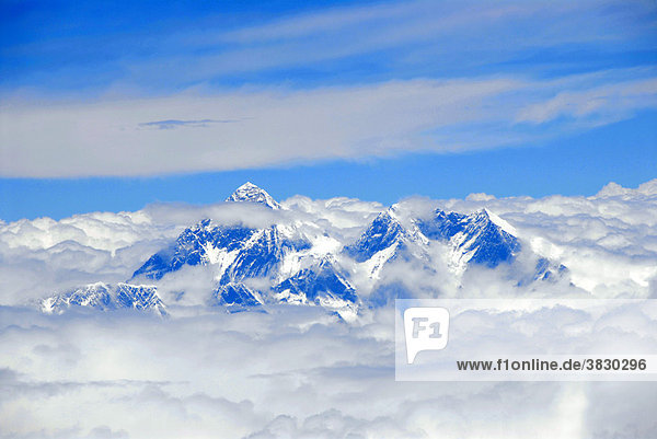 Blick von oben auf den Mt. Everest umgeben von Wolken Tibet China