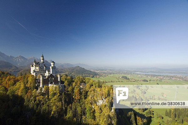 Schloß Neuschwanstein bei Füssen im Allgäu Allgaeu Bayern Deutschland erbaut von König Ludwig II.