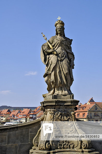 Heiligenfigur St. Kunigunde auf der Bruecke zum Alten Rathaus an der Regnitz  Bamberg  Oberfranken  Bayern
