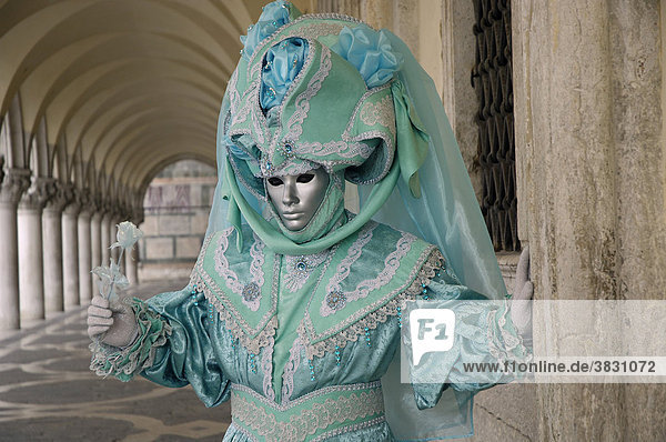 Türkisblaue Maske unter Arkaden beim Karneval in Venedig  Italien