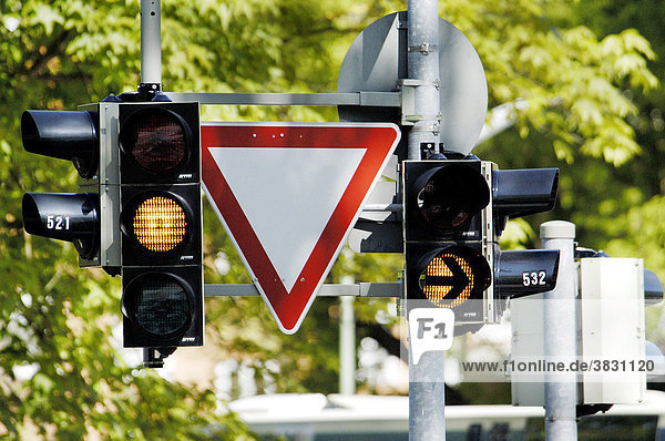 Verkehrsampeln und Schild Vorfahrt achten an einer Kreuzung