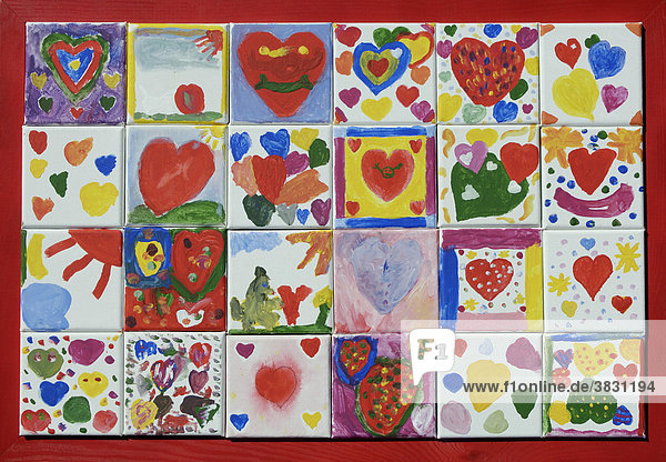 Mosaik aus gemalten Kinderbildern mit Herzen