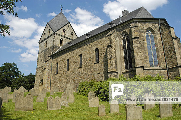 Friedhof der Pfarrkirche St. Peter  Hohensyburg  16. - 18. Jahrhundert  Dortmund  Ruhrgebiet  NRW  Nordrhein Westfalen  Deutschland  Kreuz  Grab  Grabstein