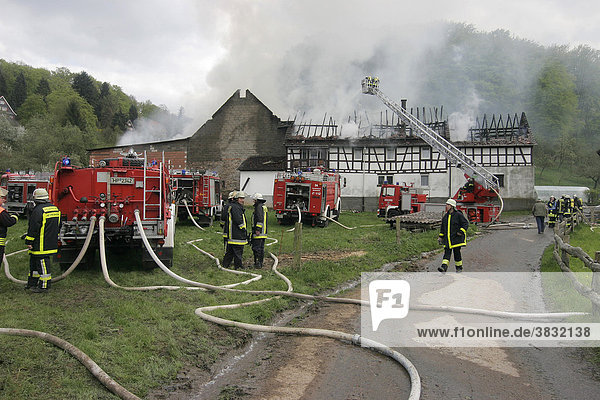 DEU  Heppenheim  Ober-Hambach  28.04.2006 Großbrand eines Bauernhofes  Rettungseinsatz der Feuerwehr   Feuerwehrmänner bei der Brandbekämpfung