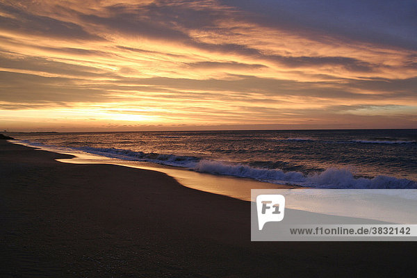 Spanien  El Vendrell  Coma Ruga Einsamer Strand in der Vorsaison  vor Beginn der Urlaubszeit  Costa Dorada  Sonnenaufgang am Meer