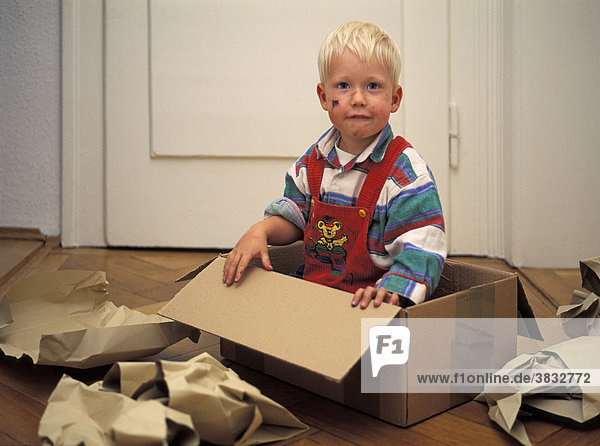 Zwei Jahre alter Junge in Kiste