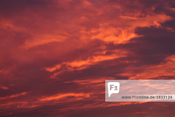 Dramatischer Wolkenhimmel während eines Sonnenuntergangs