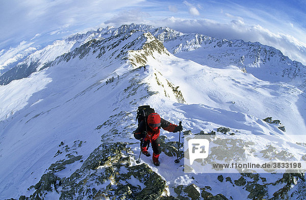Bergsteigerin kurz unterhalb des Gipfels des Roten Kogel im Sellrain Österreich