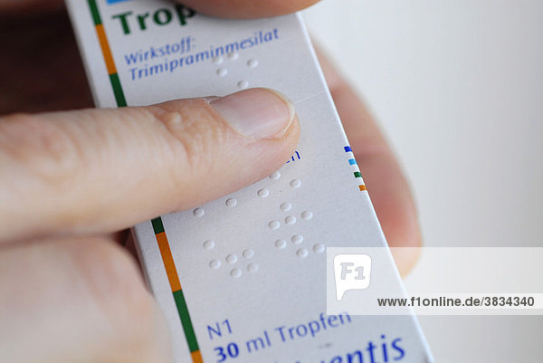 Blindenschrift auf medikamentenverpackung ab september 2006 muessen alle apothekenpflichtigen medikamente europaweit gekennzeichnet sein