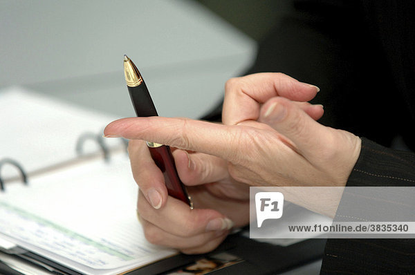 Hände mit Kugelschreiber  Aufzählbewegung argumentieren diskutieren