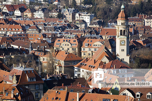Sicht über die Dächer von Stuttgart mit Blick auf die Markus Kirche