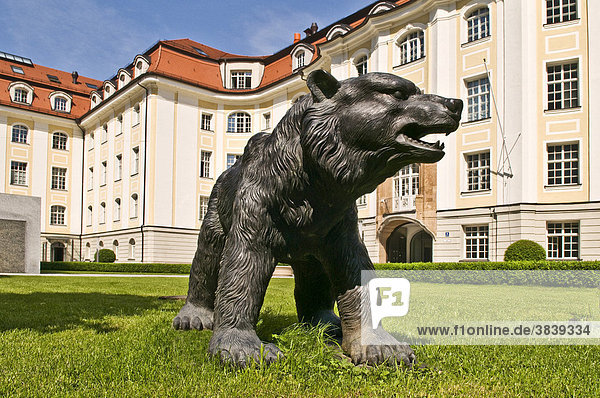 Bär aus dem Paar Bulle und Bär  Symbole für steigende und fallende Kurse an der Börse  München  Bayern  Deutschland  Europa
